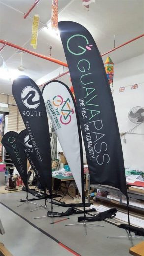 Different sizes of teardrop banner and feather flags
