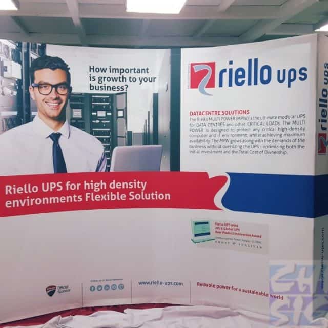 portable trade show displays curve shape 4 x 3 - for Rellio UPS