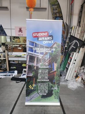 Double sided retractable banner